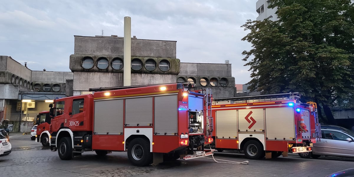 Wozy strażackie podczas gaszenia pożaru w budynku na pl. Grunwaldzkim