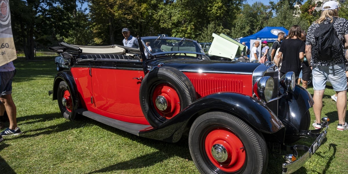 MotoClassic Wrocław w Zamku Topacz. Zdjęcie archiwalne. Na zdjęciu widać zabytkowy czerwony samochód