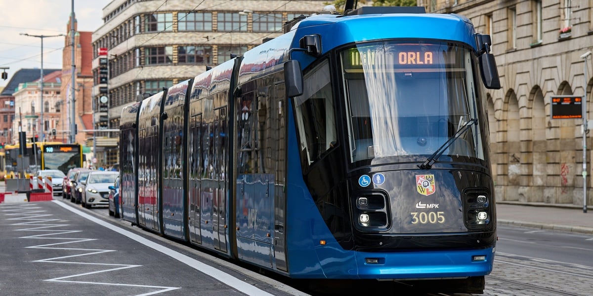 Tramwaj w kierunku Orlej przy peronie wiedeńskim przystanku Arkady (Capitol), 20 sierpnia 2025 roku