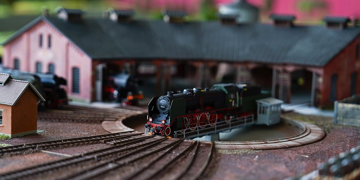 Miniaturowy pociąg na makiecie kolejowej