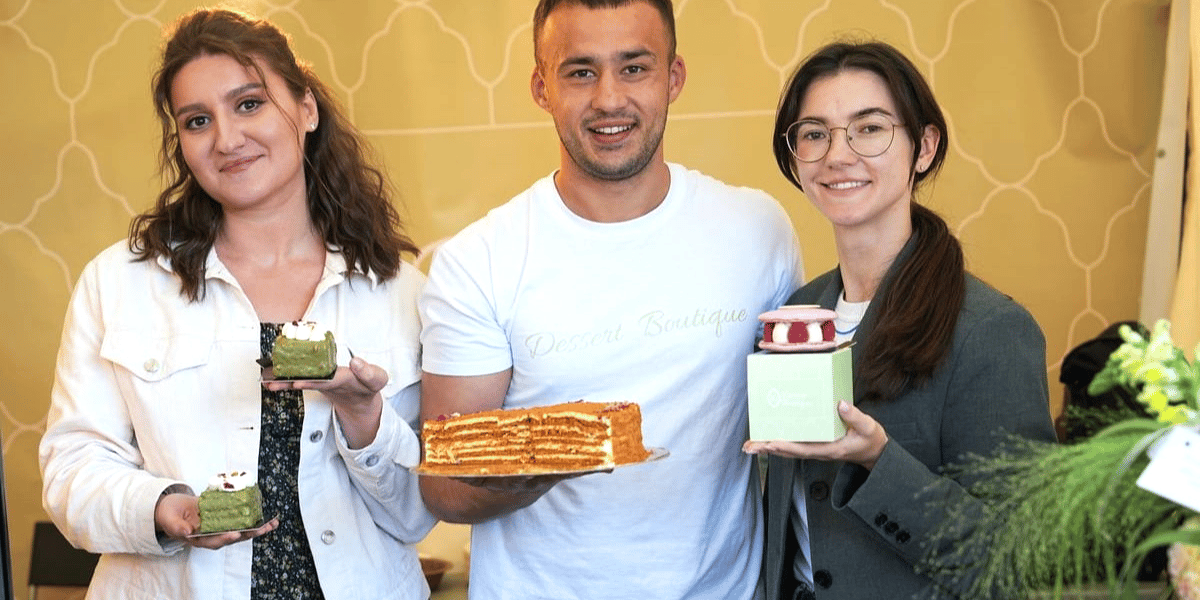 Wystawcy prezentują jedzenie podczas Gastro Miasto - 24 sierpnia 2025 r.