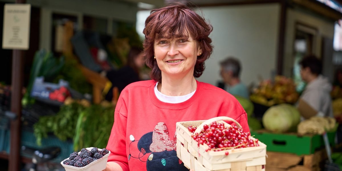 Pani Weronika sprzedająca na Targu na Ptasiej owoce i warzywa z własnego gospodarstwa.