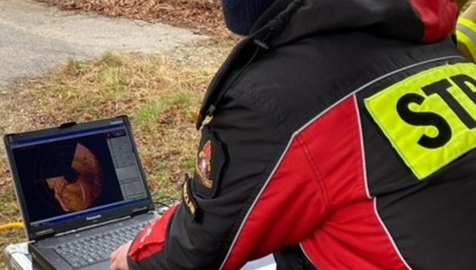 Zdjęcie ilustracyjne: specjalistyczna grupa sonarowa Wrocław 1. Ma zdjęciu strażak przed monitorem