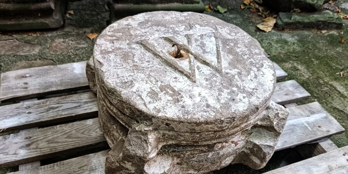 Zwornik z piaskowca z literą W znaleziony przez członków inicjatywy Spod ziemi patrzy Breslau