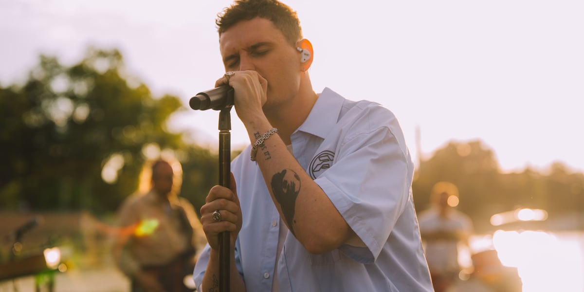 Dawid Podsiadło podczas sesji live we Wrocławiu