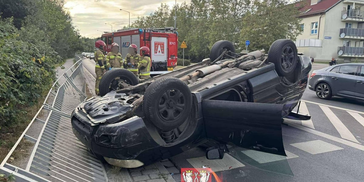 Pojazd po dachowaniu na ul. Królewieckiej we Wrocławiu