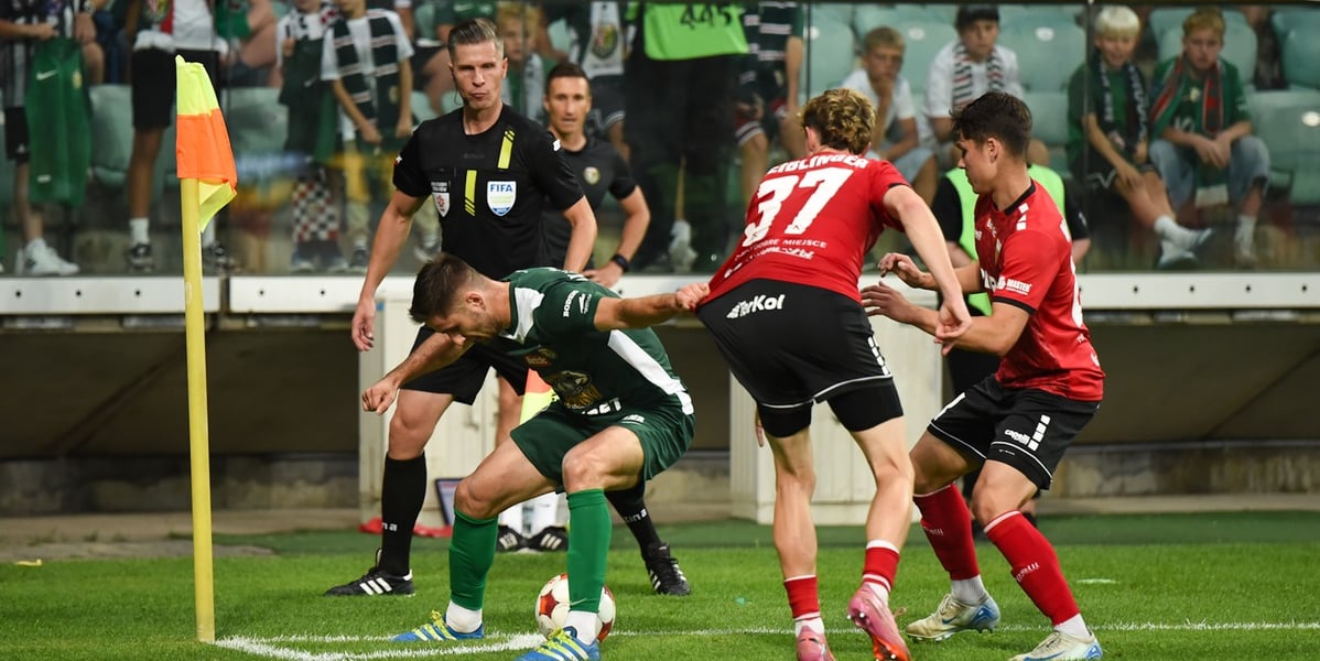 Mecz Śląska Wrocław z GKS Tychy. Na zdjęciu trzech zawodników walczy o piłkę w narożniku boiska