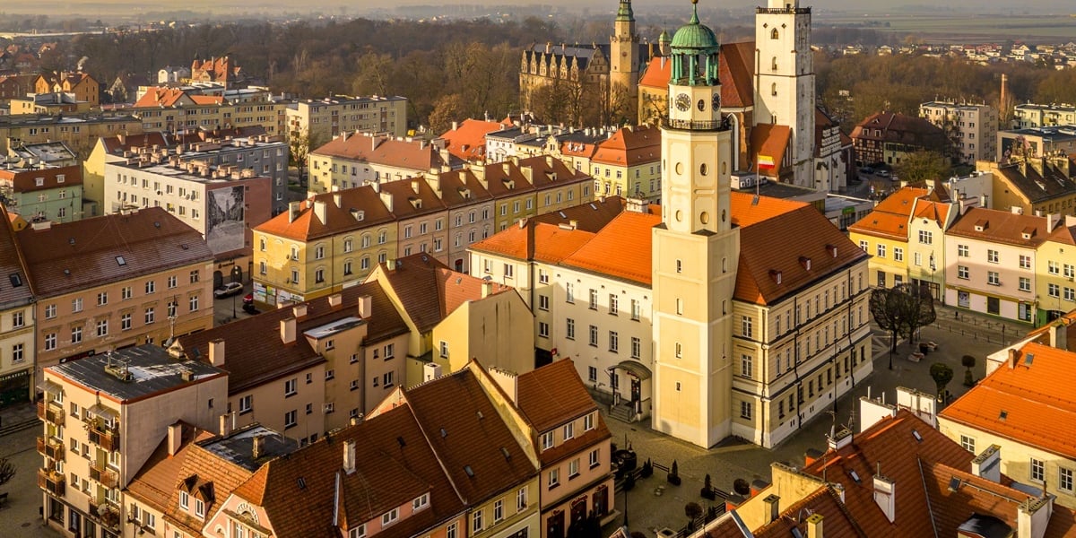 Panorama Oleśnicy. Na zdjęciu widać zabytkową zabudowę Oleśnicy, wieże kościołów i Ratusza