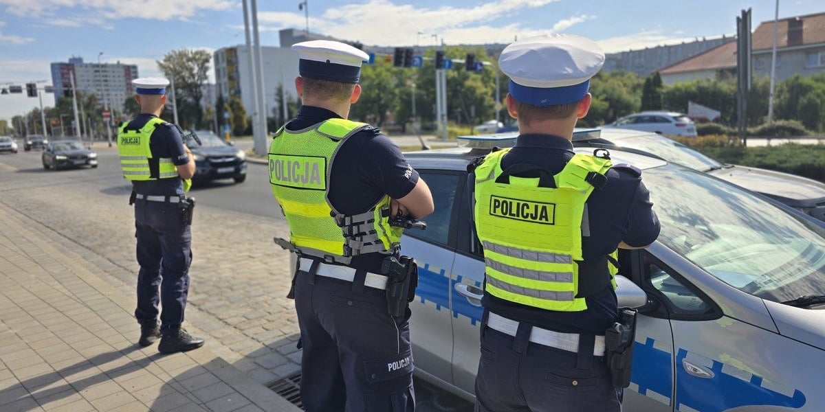 Policjanci drogówki podczas kontroli 