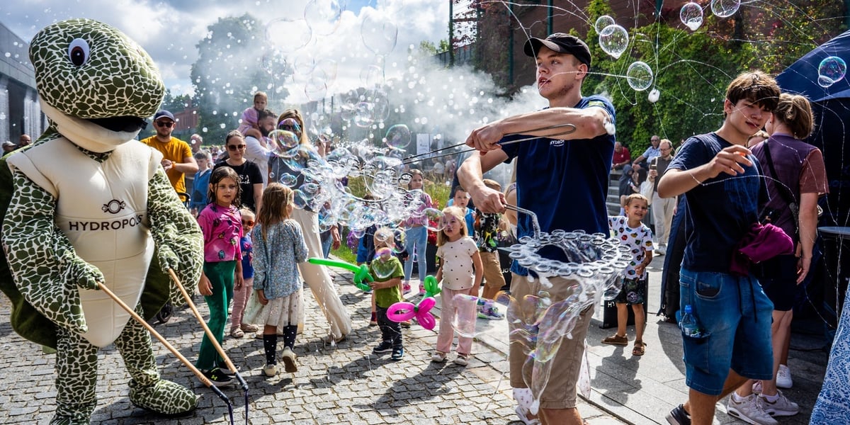 Kobiety, mężczyźni i dzieci na rodzinnym pikniku w Hydropolis, 30 sierpnia 2025 r.