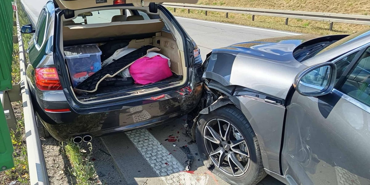 Rozbite samochody. Na autostradzie A4, odcinek Węzeł Kostomłoty – węzeł Kąty Wrocławskie, kierunek Zgorzelec zderzyły się 3 samochody, 31.08.2025