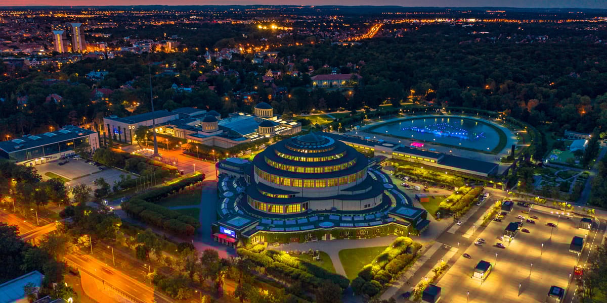 Hala Stulecia we Wrocławiu po zmroku - widok z drona