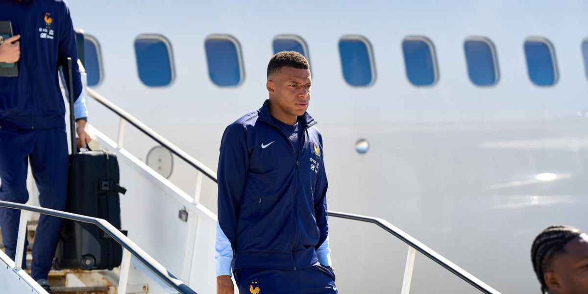 Kylian Mbappé w granatowym dresie wychodzi z samolotu na wrocławskim lotnisku, 4 września 2025