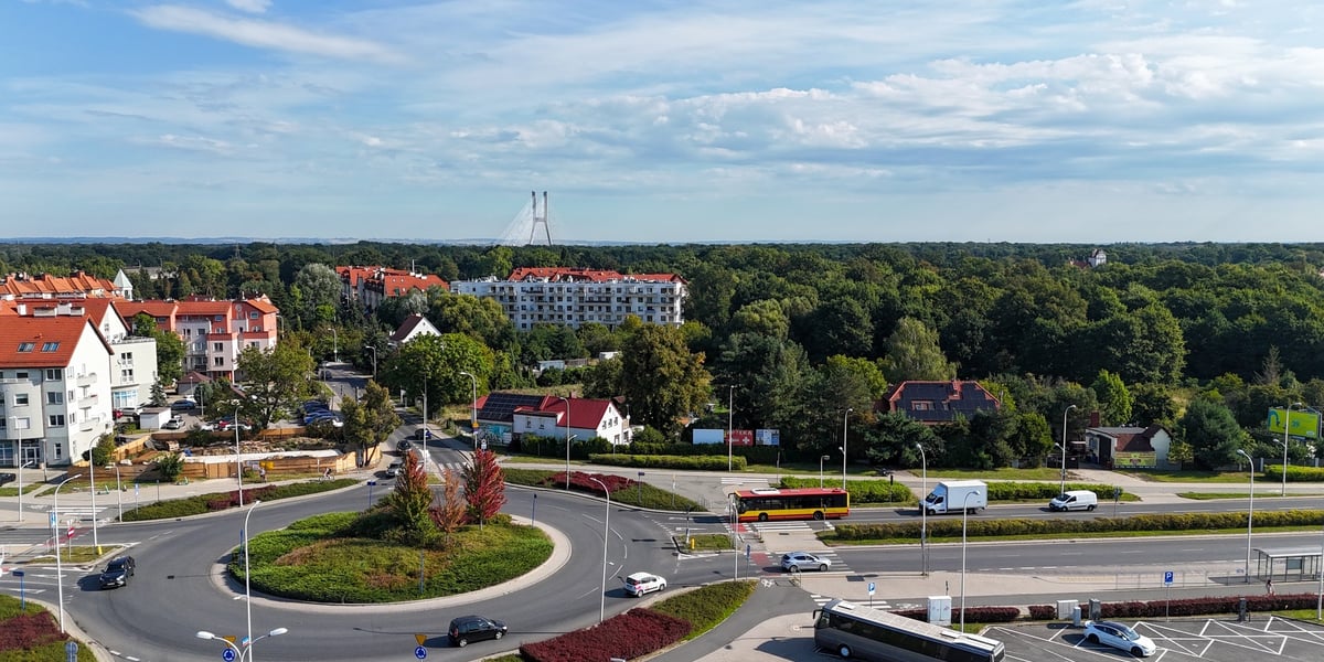 Na zdjęciu widać działkę Develii i jej okolice: ulicę Pilczycką i rondo Bartoszewskiego 