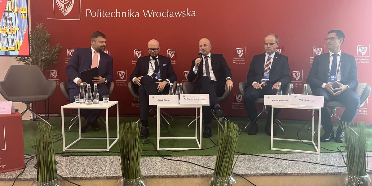 Eksperci z PWr i MPWiK podczas panelu o sztucznej inteligencji na FE w Karpaczu