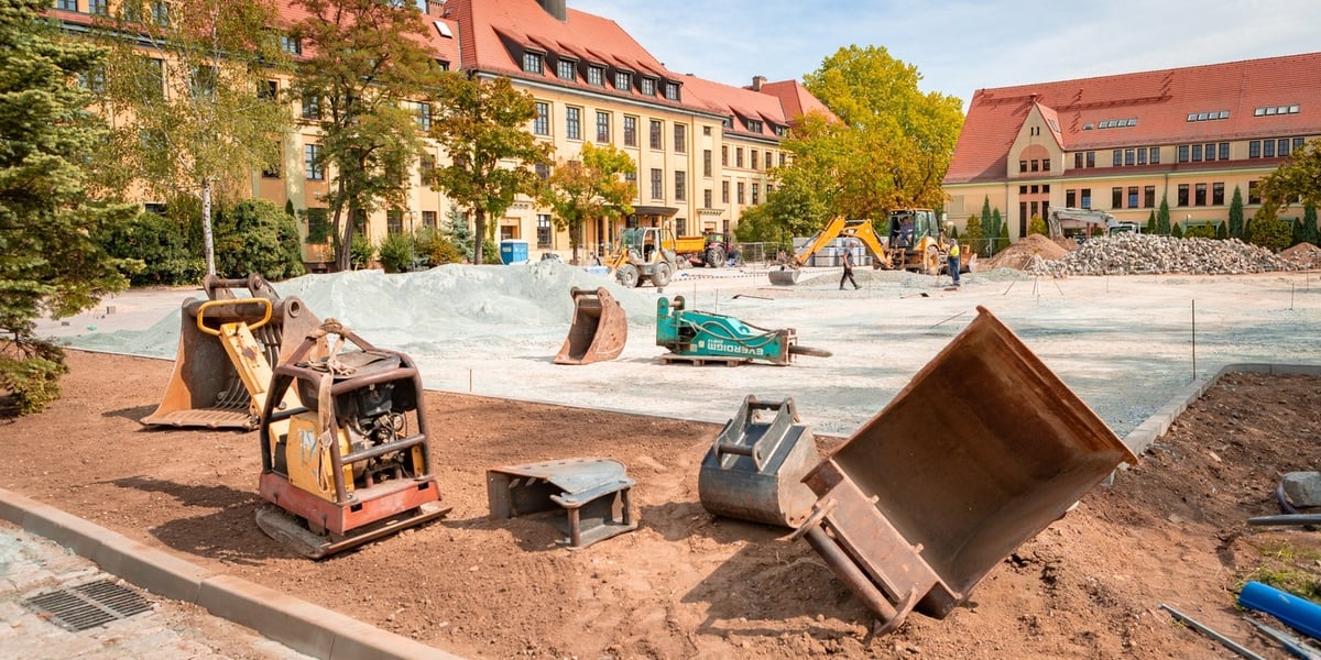 Sprzęt budowlany na remontowanym parkingu przy Wydziale Nauk Społecznych UWr (ul. Koszarowa)