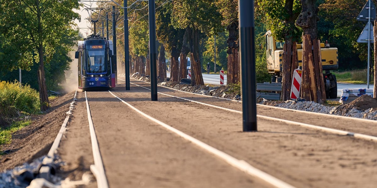 Od poniedziałku 8 września tramwaje już na stałe wracają na Leśnicę. Na zdjęciu tramwaj jadący wyremontowanym torowiskiem na ul. Kosmonautów 