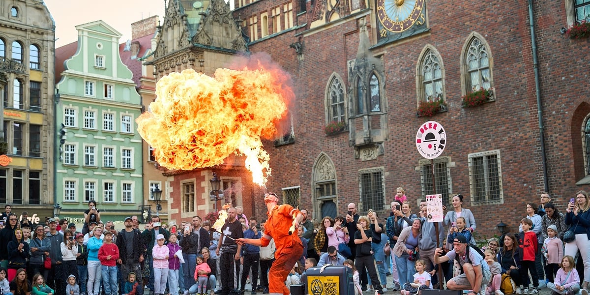 Podróżny festiwal artystów ulicznych Busker Tour na wrocławskim Rynku - 5 i 6 września 2025 r. Na zdjęciu mężczyzna pokazuje sztuczkę z wykorzystaniem ognia