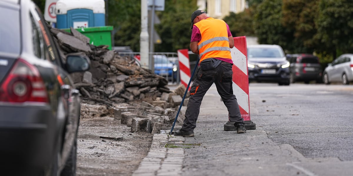 Robotnik w pomarańczowej kamizelce pracujący przy Bacciarellego, wrzesień 2025