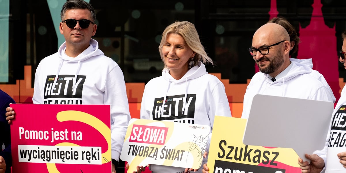 Inauguracja kampanii HejTy. Przed specjalnym autobusem wiceprezes MPK Przemysław Nowicki, wiceprezydent Renata Granowska i prezes MPK Witold Woźny 