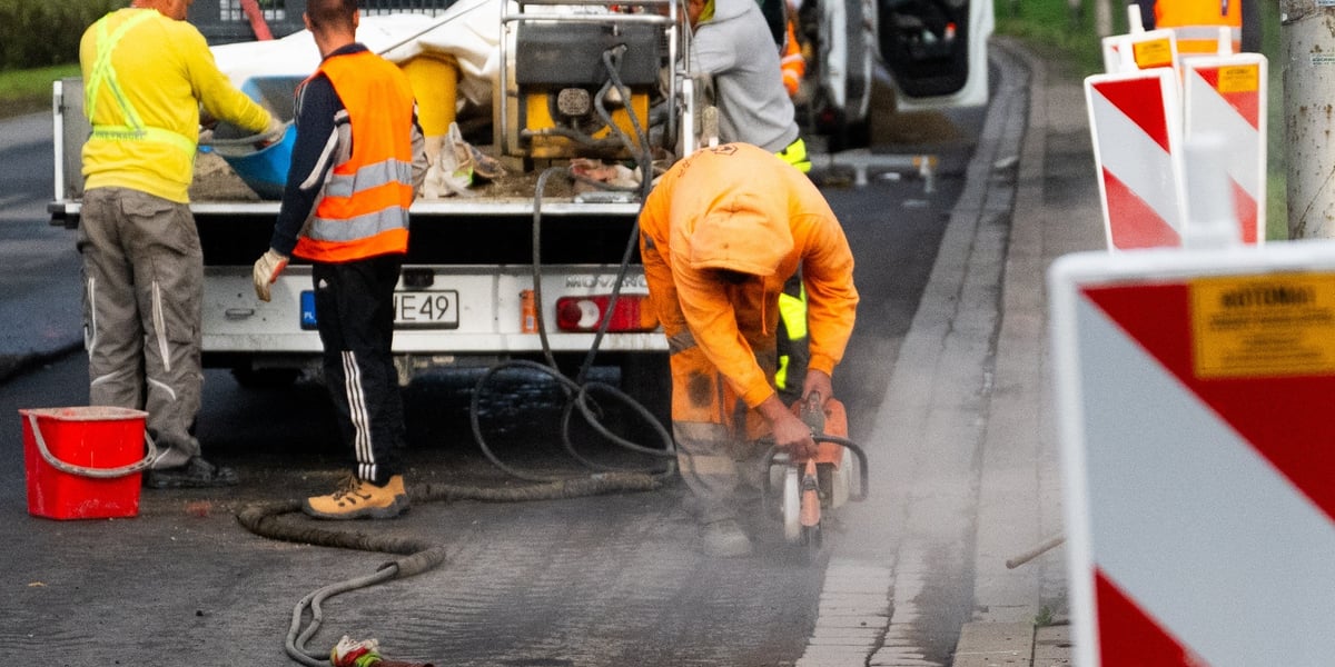 Drogowcy pracujący na ul. Legnickiej, 10 września 2025