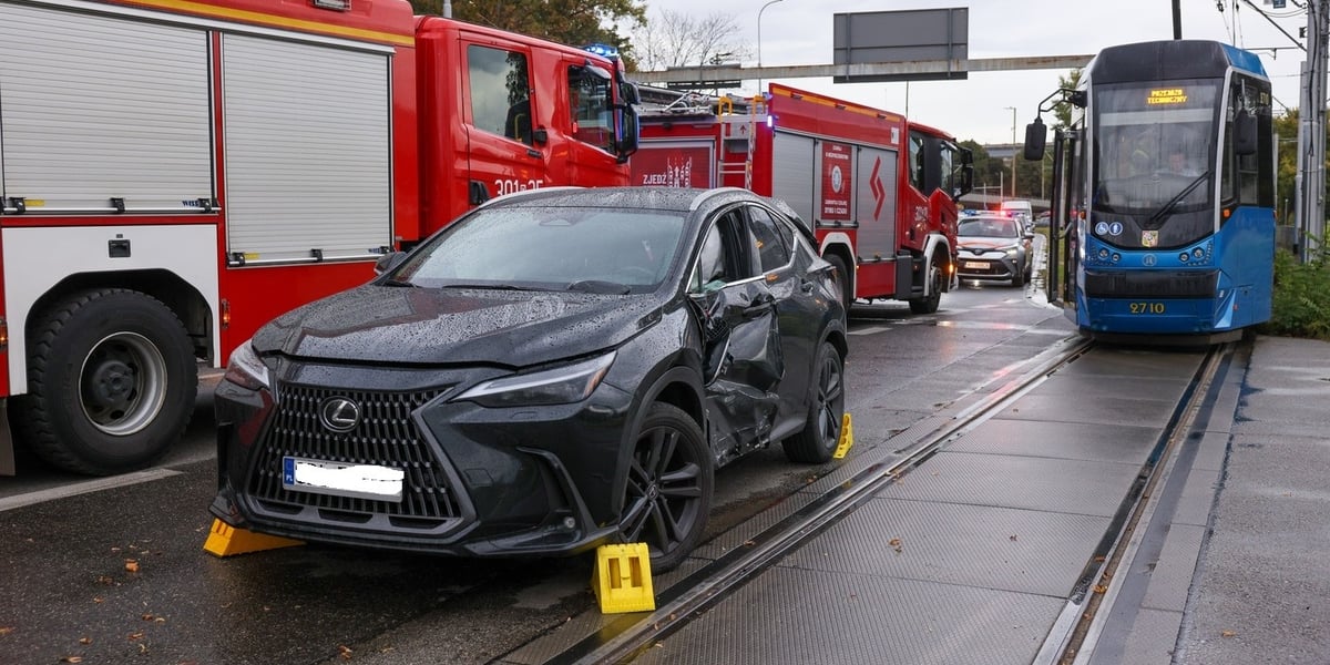 Uszkodzony samochód i tramwaj. Na ul. Kujawskiej, w pobliżu placów Wróblewskiego i Społecznego doszło do zderzenia samochodu osobowego z tramwajem