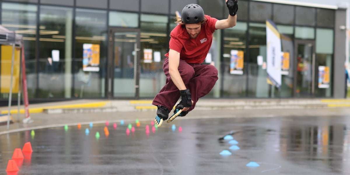 Zawodnik na rolkach w efektownym podskoku. Spartan Skate na torze wrotkarskim przy ul. Jaksonowickiej. Wrocław, 13.09.2025