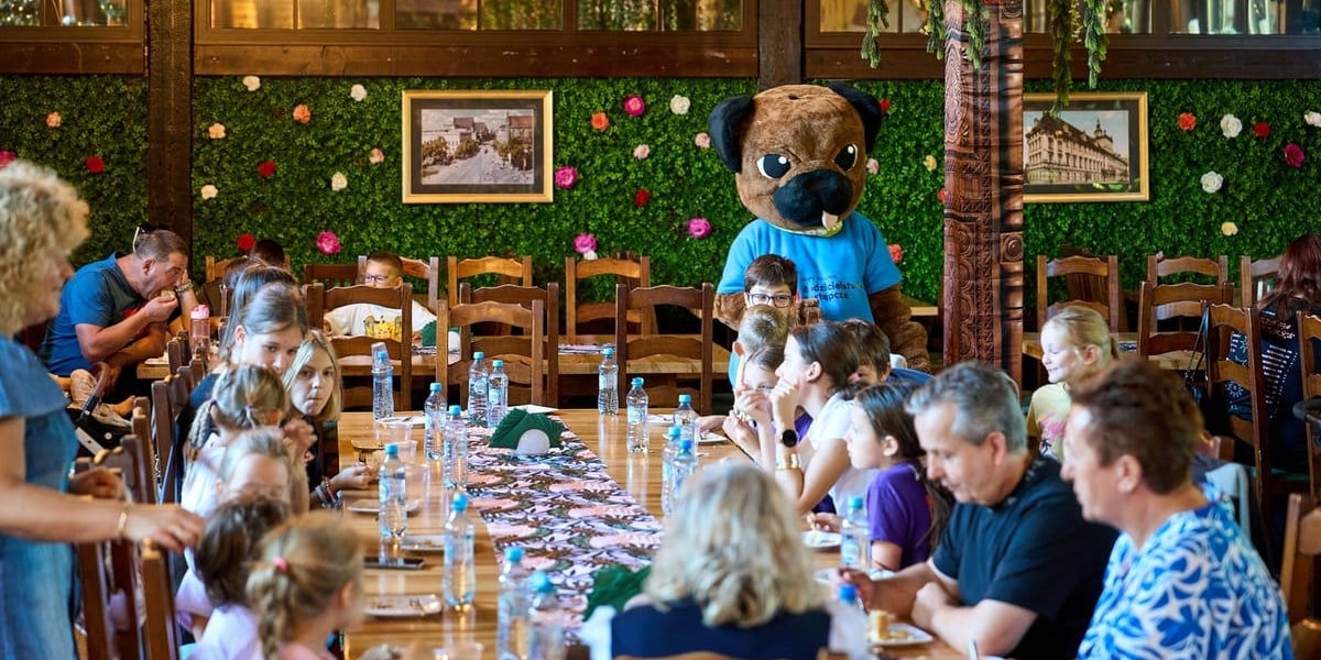 Rodziny z dziećmi przy stole w restauracji Letniej Zoo Wrocław