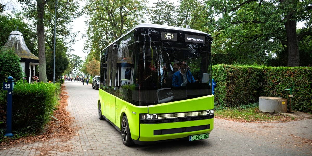 Autonomiczny pojazd Blees BB-1 na cmentarzu Osobowickim