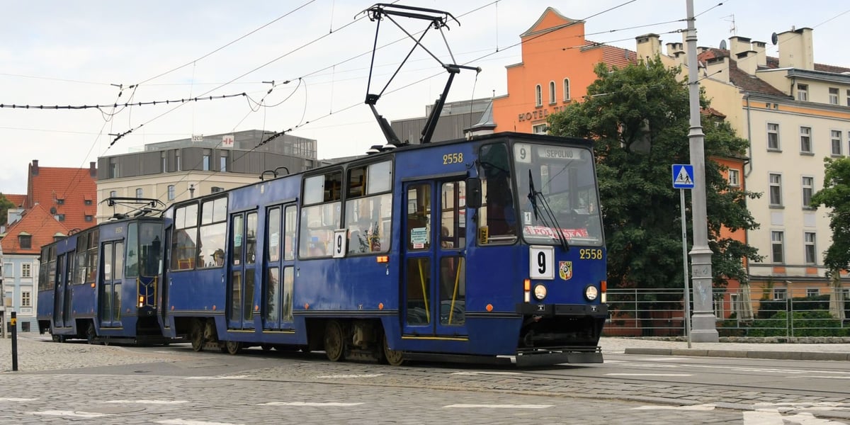 Z tramwajów Konstal 105, które nie zostały przerobione na trzydrzwiowe, najdłużej w barwach MPK jeździł ten skład z 1975 roku. Zdjęcie z 2021 roku