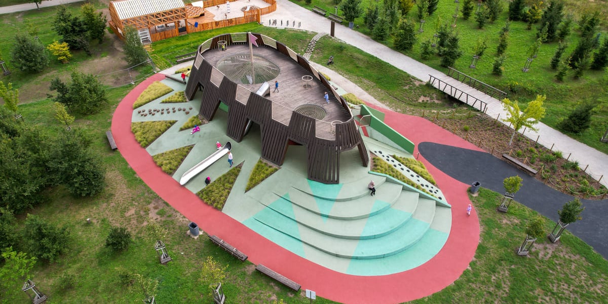 Plac zabaw "Średniowieczny Wrocław" w parku Tysiąclecia, urządzony m.in. dzięki projektom z WBO. Widok z drona.