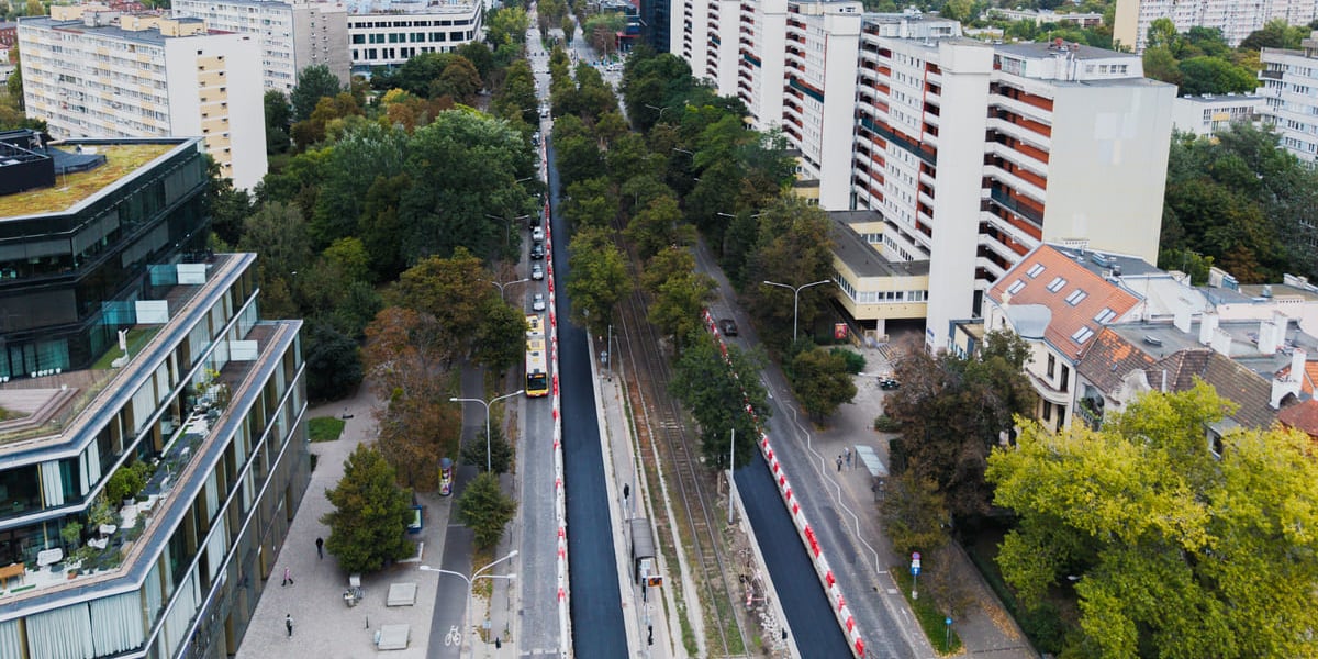 Remont Powstańców Śląskich, 26.09.2025. Pierwsza warstwa asfaltobetonu na odcinku między Wielką a rondem.