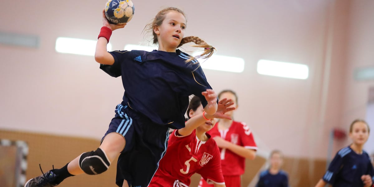 Dzieci grające w piłkę ręczną