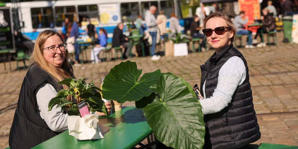 Festiwal Roślin w Czasoprzestrzeni. Na zdjęciu dwie młode kobiety z kwiatami doniczkowymi