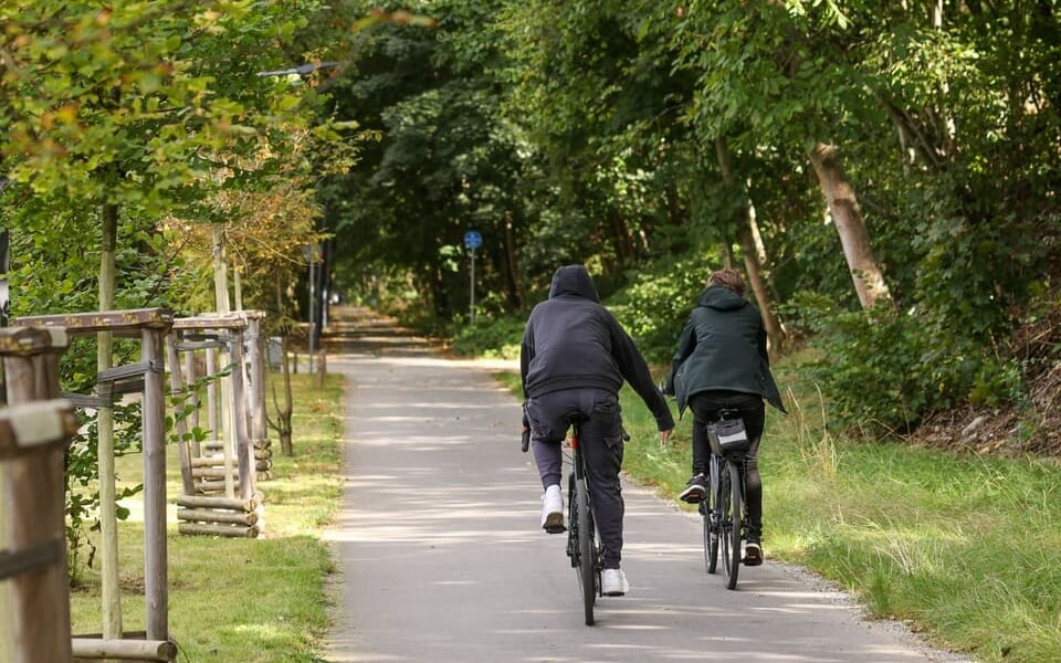 Dwoje rowerzystów na Promenadzie Krzyckiej, wrzesień 2025
