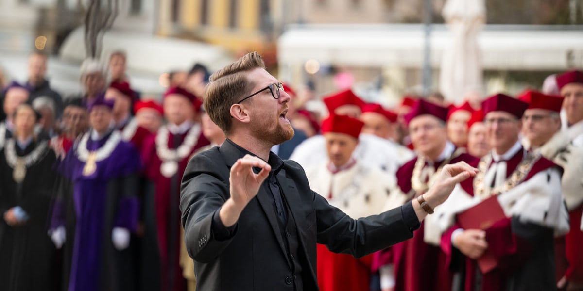 Inauguracja roku akademickiego. Wrocław, 01.10.2025. Gaudeamus na wrocławskim Rynku, na zdjęciu dyrygent Dominik Jarocki