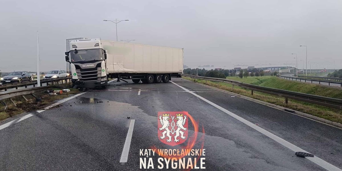 Ciężarówka stojąca w poprzek drogi