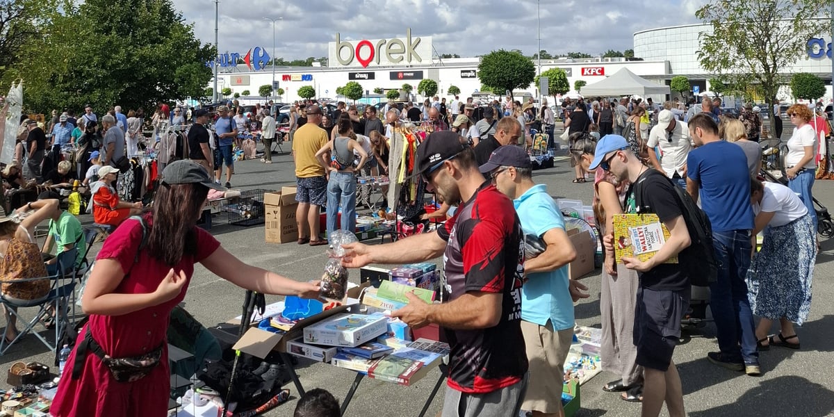 Na zdjęciu stoiska i ludzie spacerujący podczas Wrocławskiej Wyprzedaży Garażowej