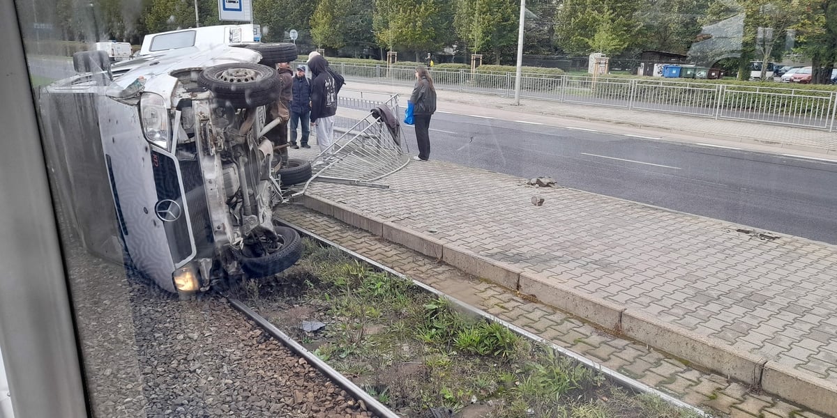 Przewrócony samochód blokuje torowisko na ul. Bałtyckiej