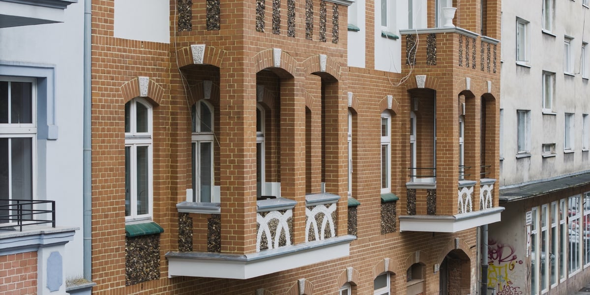 Widok na wyremontowany fragment fasady z wykuszami kamienicy wspólnotowej Daszyńskiego 41