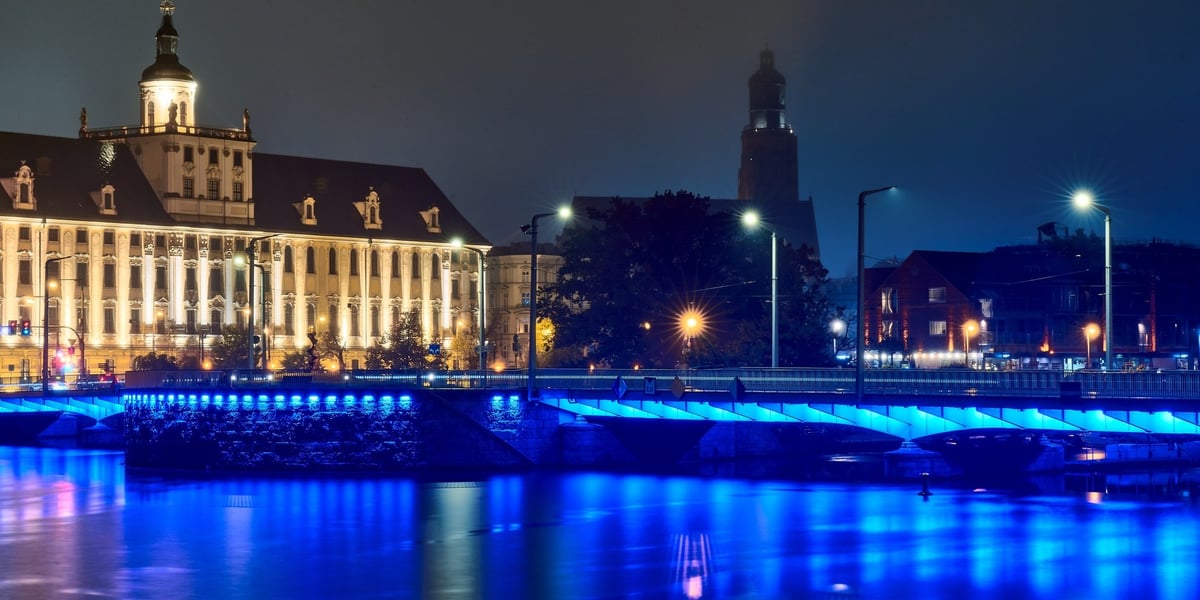 Światło mostu Uniwersyteckiego odbijające się w wodzie Odry, 8 października 2025