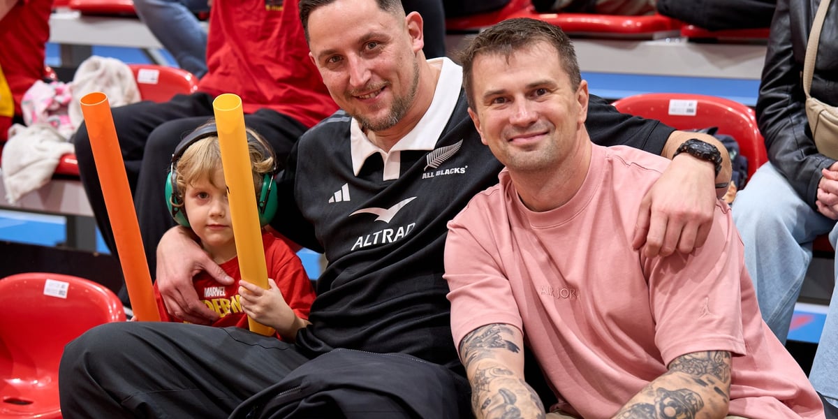 Kibice na trybunach podczas meczu Ślęzy z Beroe (9 października). Po prawej siedzi wrocławianin Jakub Głogowski, długo związany z Panthers Wrocław, który niedawno został dyrektorem komunikacji w Polskim Związku Koszykówki. Korzystając z okazji, Kubie życzymy powodzenia na nowej drodze zawodowego życia.