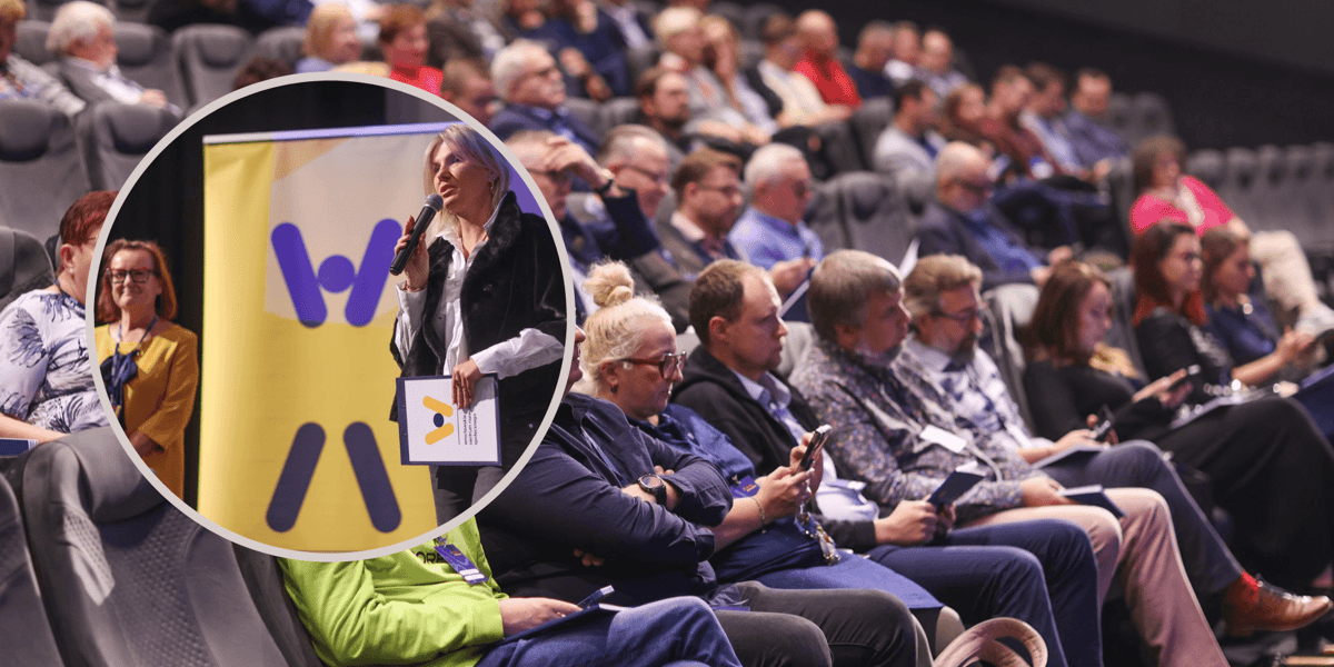 Ludzie słuchający na konferencji, w kółku Renata Granowska i Dorota Feliks