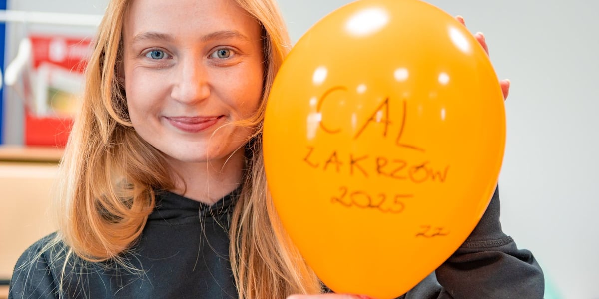 Młoda kobieta z pomarańczowym balonem podczas otwarcia CAL-u Zakrzów w 2025 r.