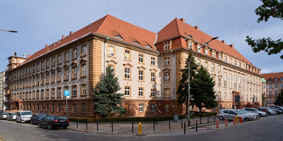 Budynek ZUS przy ul. Pretficza 11, zdjęcie archiwalne z 2024 roku