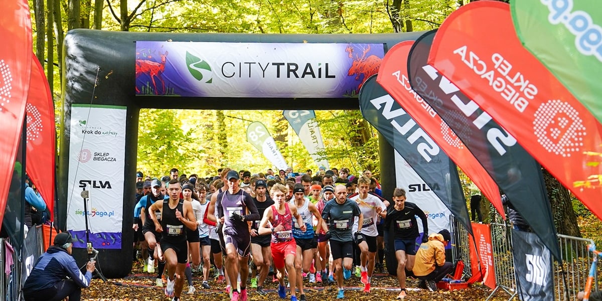 Uczestnicy biegu w cyklu City Trail w Lesie Osobowickim. Na zdjęciu start biegu w lesie