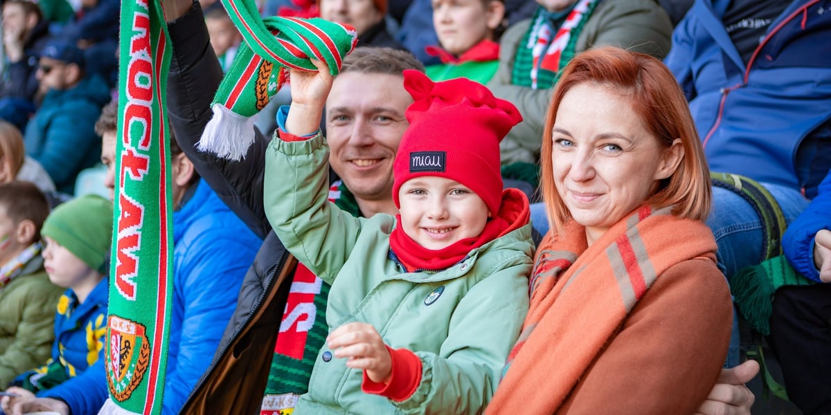Śląsk Wrocław - Stal Mielec. Zdjęcia kibiców (19.10.2025). Na zdjęciu uśmiechnięta rodzina dopinguje piłkarzy Śląska.