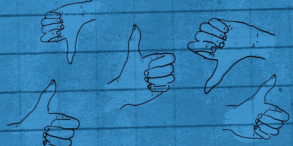 opis: Kciuki skierowane w górę i w dół. Grafika ilustracyjna.