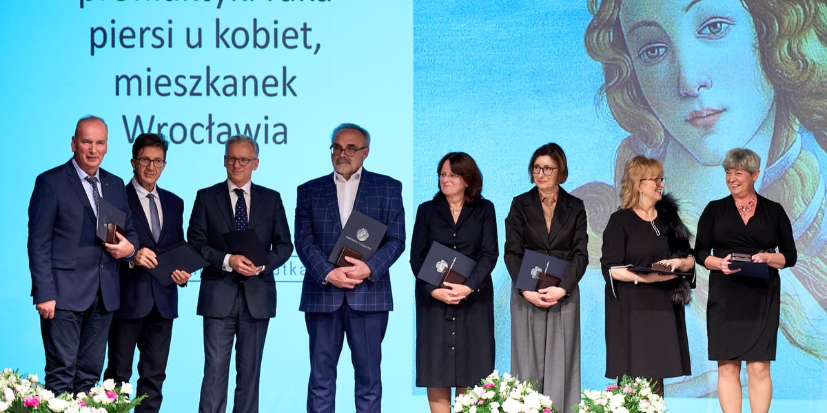 Medycy nagrodzeni za  wieloletnią pracę i ogromny wkład w program profilaktyki raka piersi we Wrocławiu.