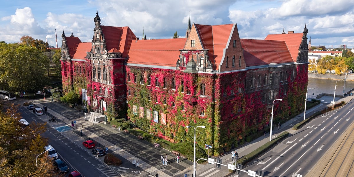Budynek Muzeum Narodowego jesienią - zdjęcie z drona